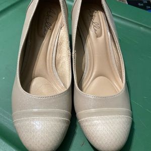 Annabell wedges- nude size 9.5. Very comfortable and soft on the inside!